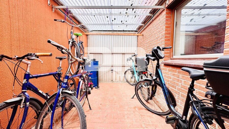 Modernisiertes Einfamilienhaus mit Einliegerwohnung, Wintergarten, Sauna und 2 Garagen - Fahrradgarage 3